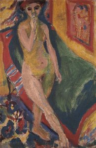 Niña desnuda frente al sofá verde